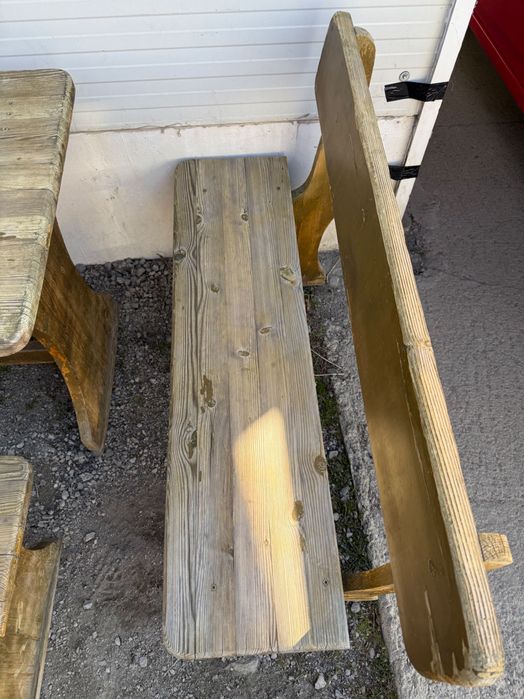 Дървена маса с две пейки