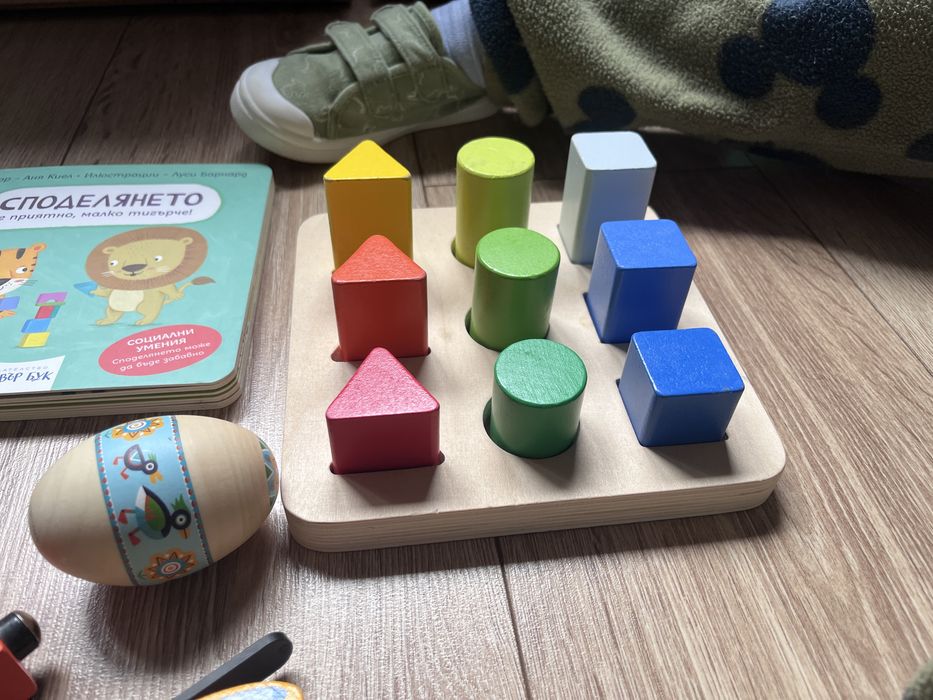 Монтесори дървени играчки + книжка (продават се в комплект)