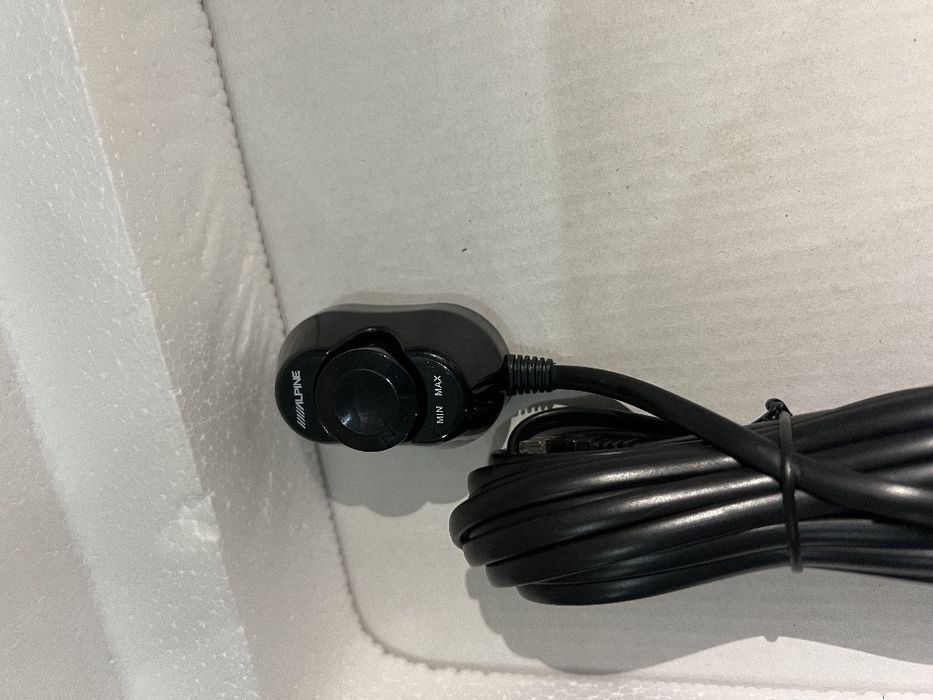 Cабвуфер под сиденье Alpine PWE-S800 активный сабвуфер