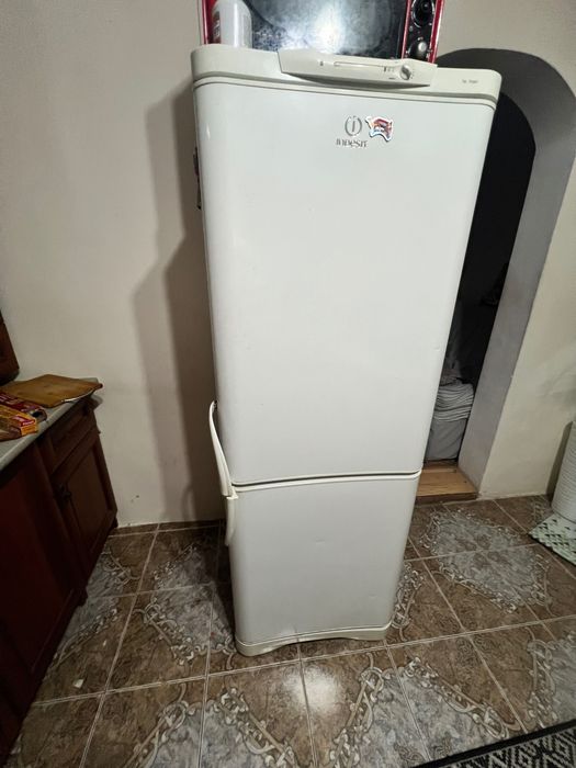 Продается холодильник indesit