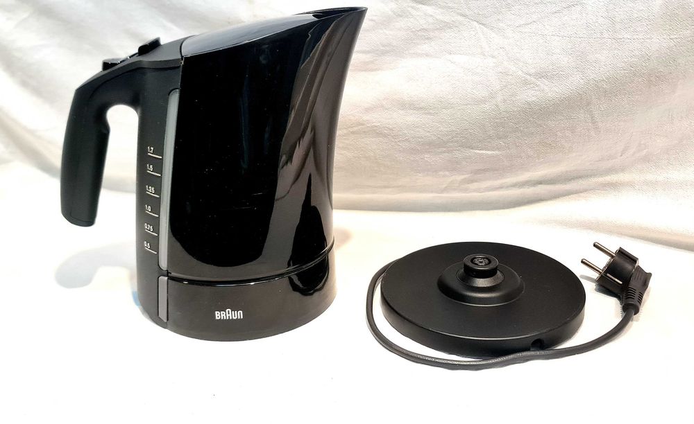Електрическа кана за вода ,,Braun" WK300, 2200 W, 1.7 л, Черна