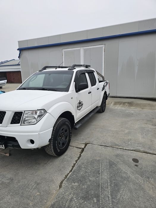 Vând nissan navara