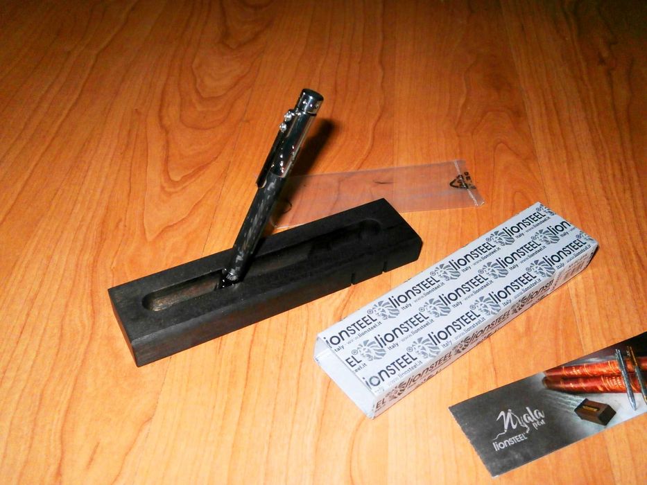 Pix Edc din titan LionSteel Nyala Carbon Fiber Grey Shine Titanium Pen