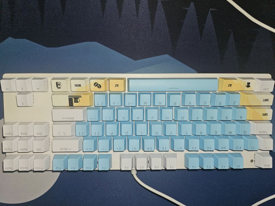 Tastatură mecanică QwertyKey albastra și alb cu switchuri rosi