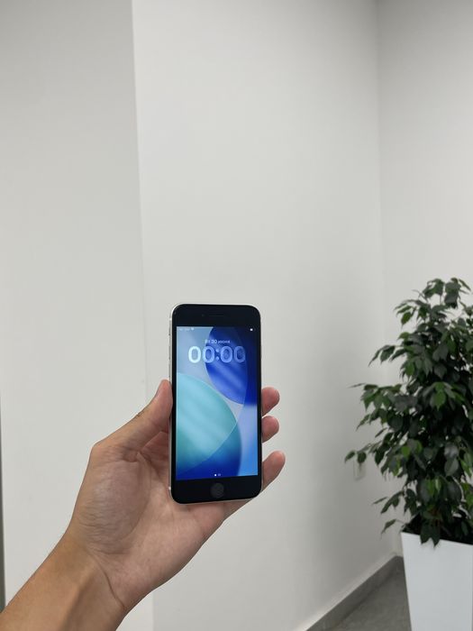 Продам срочно iPhone SE 128GB