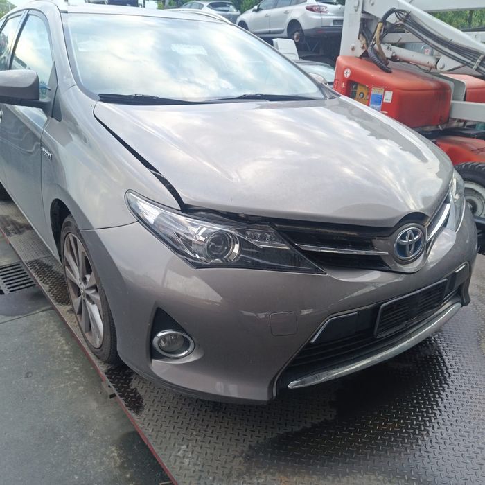 Faruri Toyota Auris an 2015