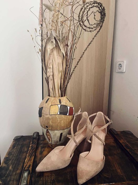 Нюд велурени обувки с каишки