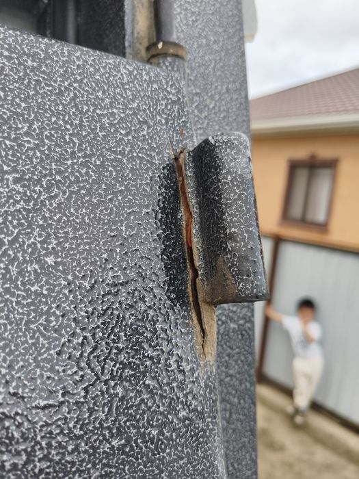 Продам бу дверь с отдельным доводчиком