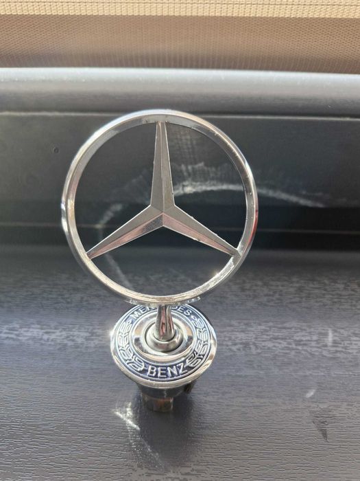 Capota - aripa dreapta - stema / sigla - Mercedes e-class w212 - 2012