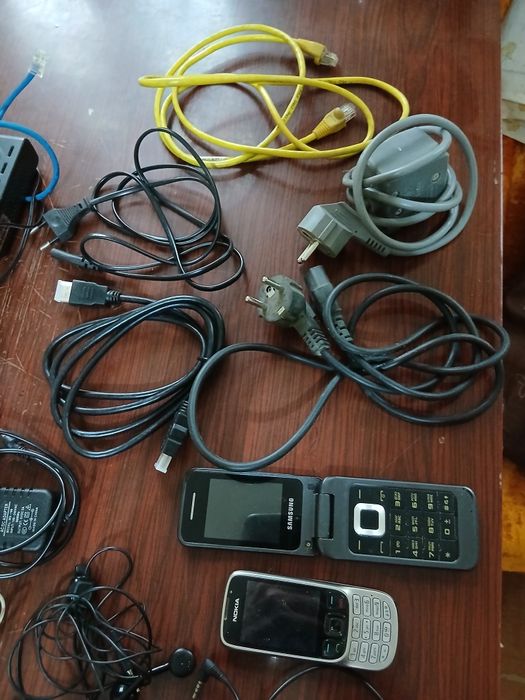 Продаем. Адаптеры, мышку ,зарядки.