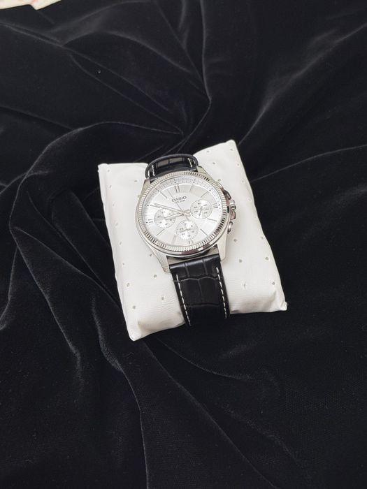 Продаются мужские наручные часы