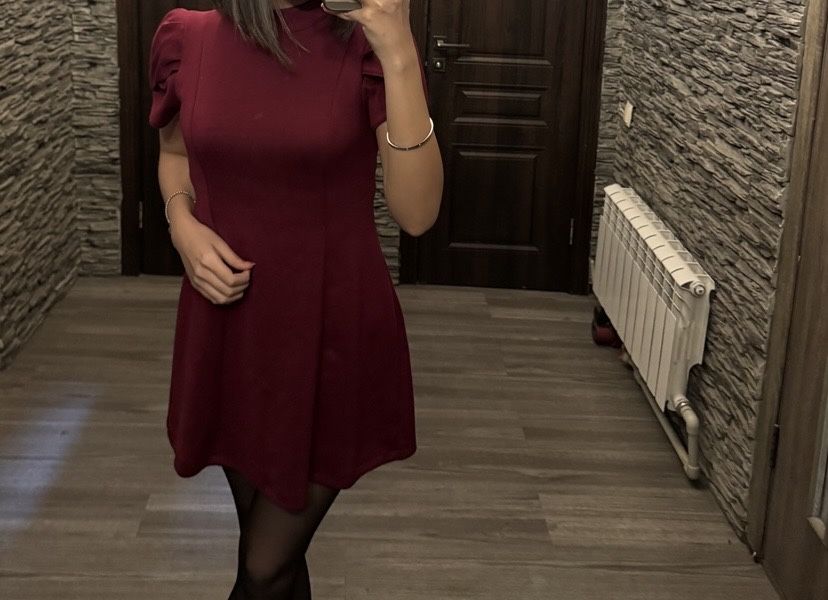 бордовое платье