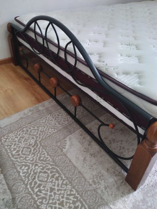 Продам кровать с матрасом