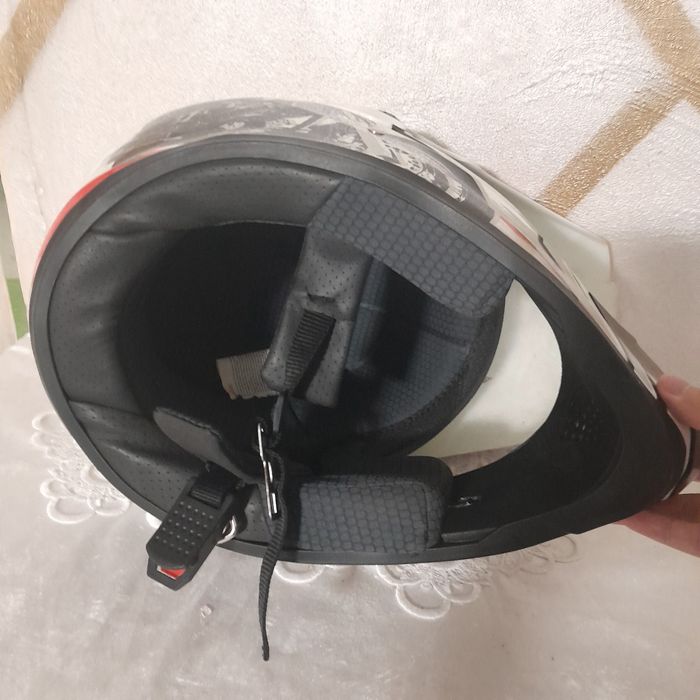 кроссовый мотошлем / мотокросс-шлем.