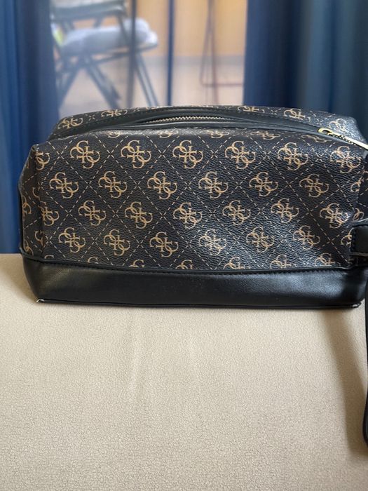 Чантичка/несесер унисекс Guess