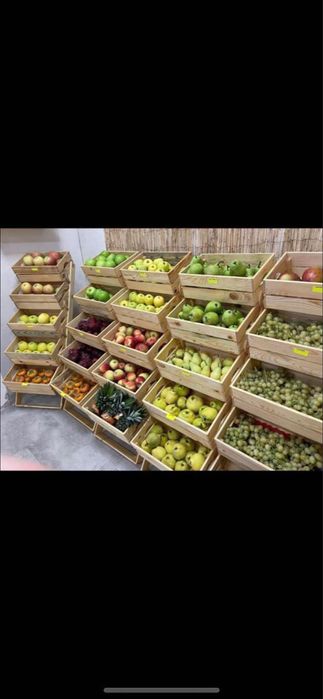 Дървен стъпаловиден стелаж от щайги за плодове и зеленчуци