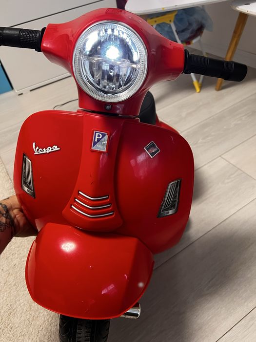Scuter electric Vespa pentru copii (2 ani+) baterie noua  stare excelenta