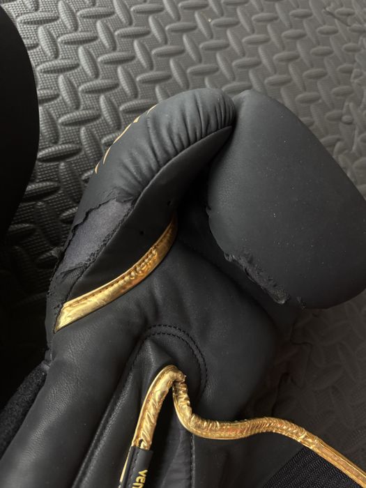 Боксови ръкавици Venum ,,Skull crusher” 12 oz.