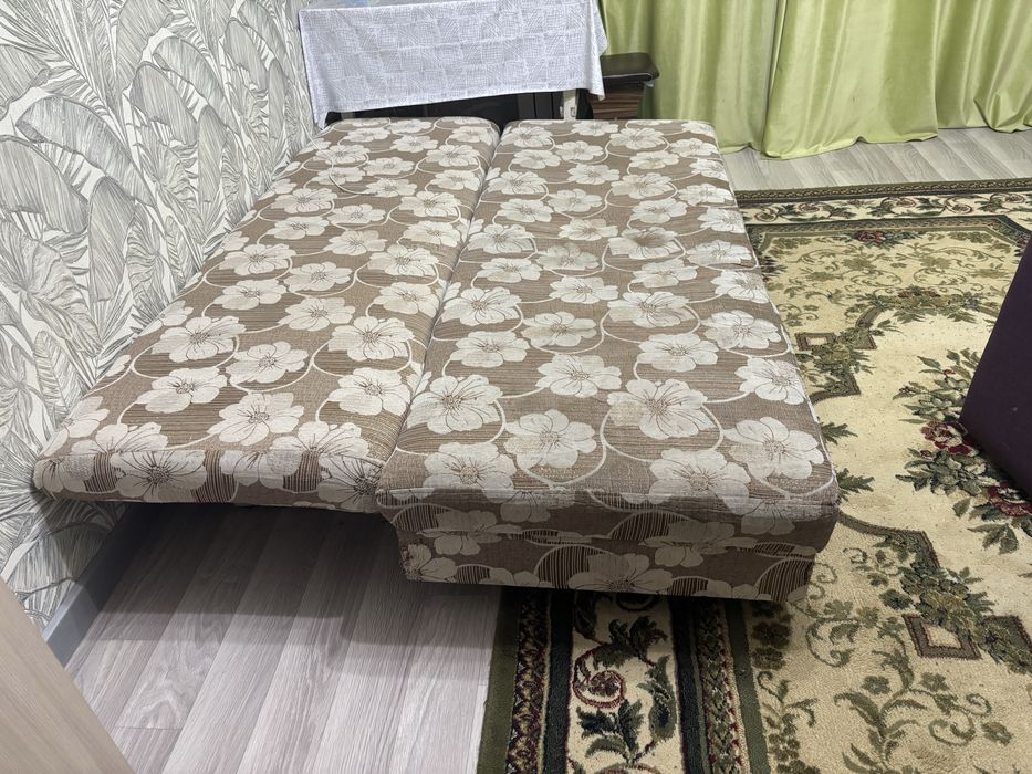 Тахта - диван продам район 11 мкр