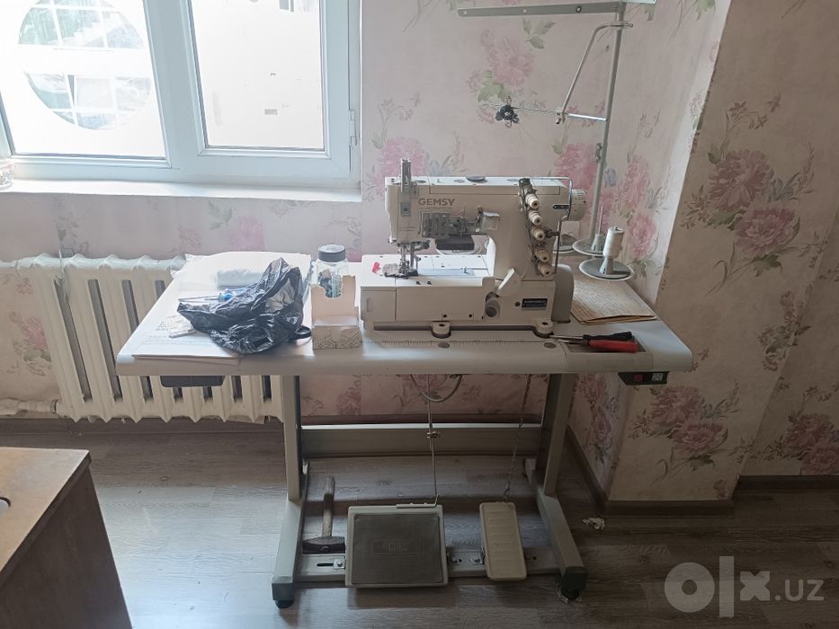 Продаются распошвалка аверлог зигзаг машины+ утюк