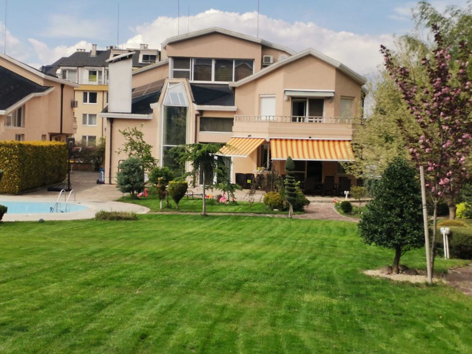 Дава се под наем Къща в София, Витоша - 300 кв.м за 61.2 € - Снимка #1