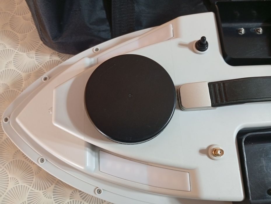 Лодка за захранка D19