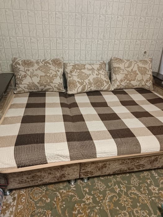 Продам диван в нормальном состоянии все механизмы исправны