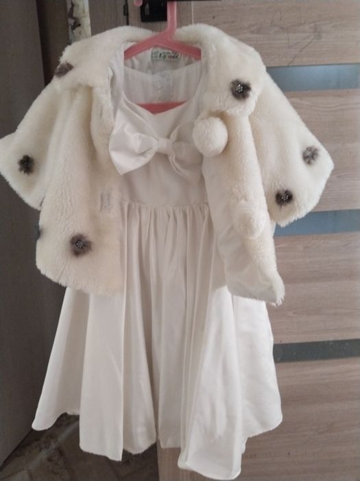 Продаю платья на девочку от 5 Ти до 8 ми лет