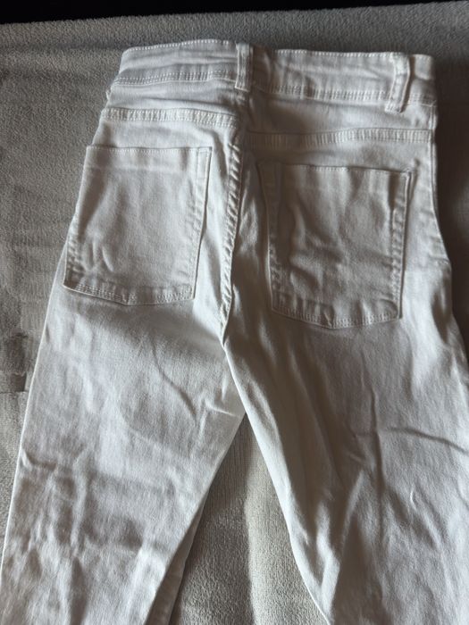 Бели дамски дънки Bershka