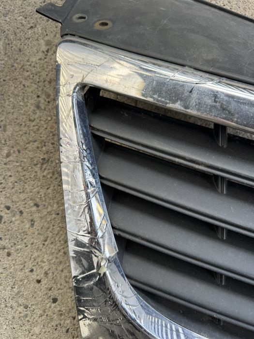 Grila centrala bara fata radiator vw passat b6 fisurata cu defect