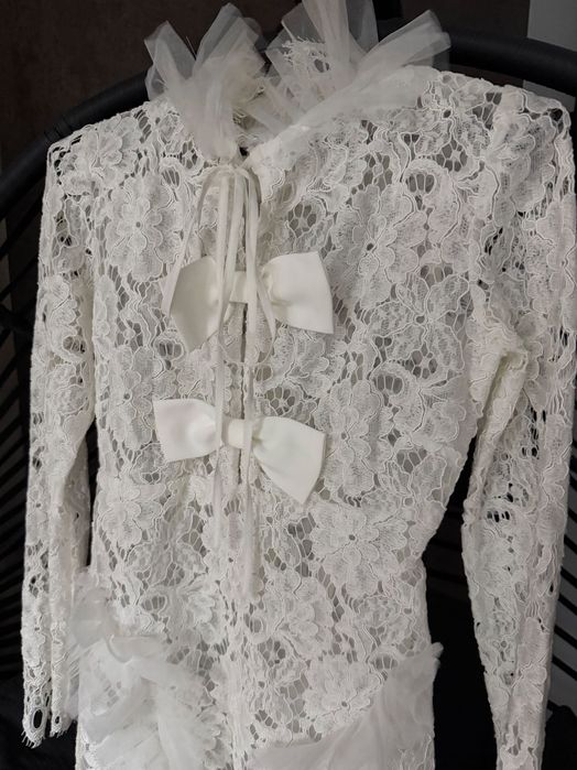 Бяла рокля Avin с дантела