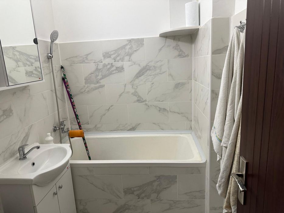 Inchiriez garsoniera zona Lintz