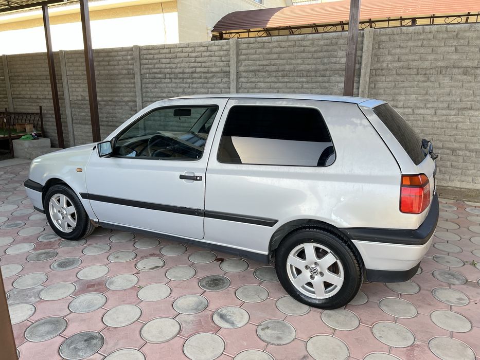Volkswagen Golf.)