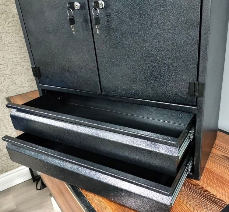 Настенный шкаф металлический для инструментов