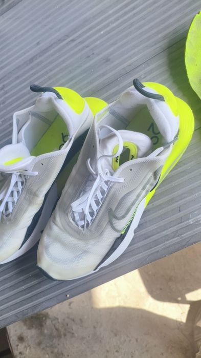 Nike Air Max 2090 в расцветке White Volt