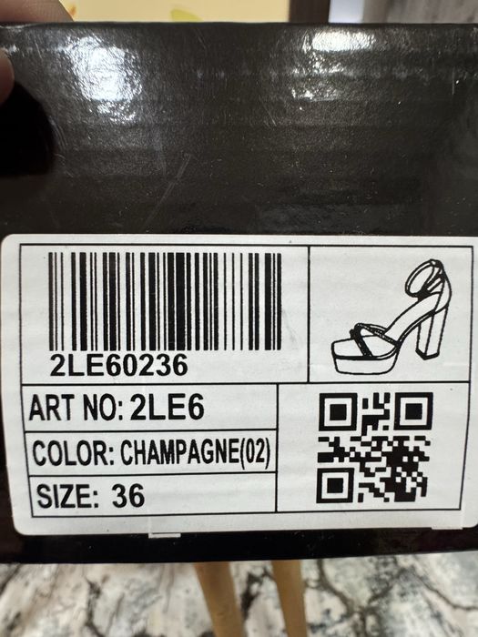 Дамски златни сандали на ток