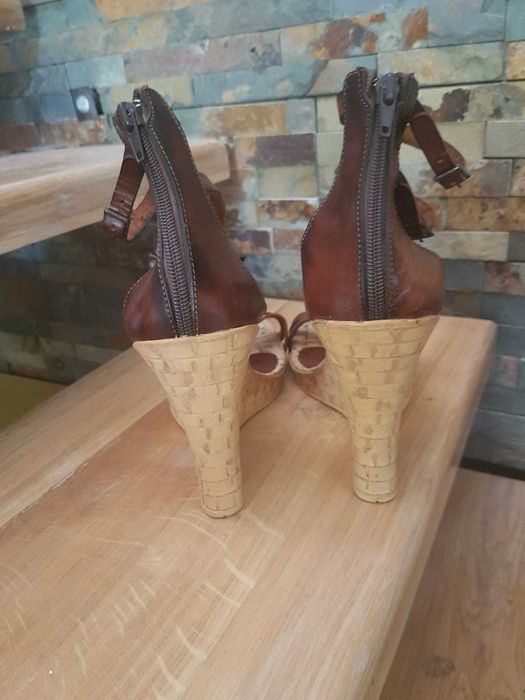 Vând sandale piele / plută