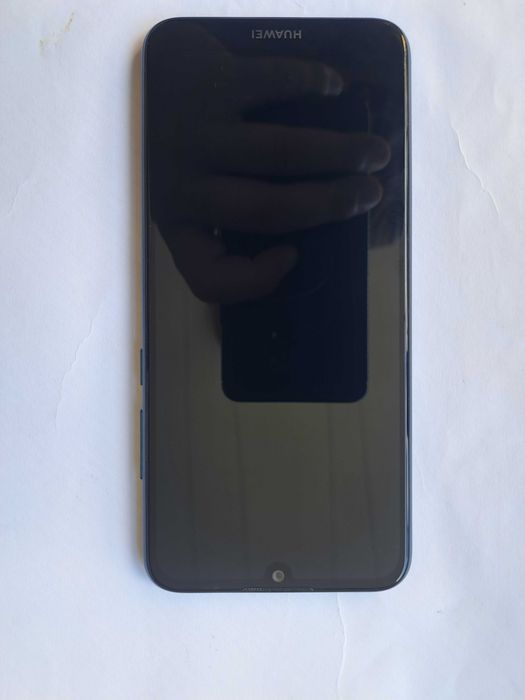 Продавам много запазен Телефон Huawei Y6.Има 32 ГБ рам памет.