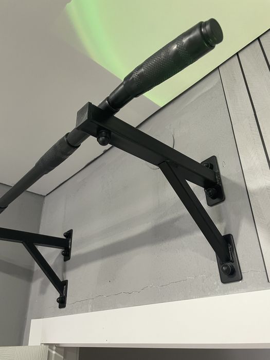 Турник навестной черный