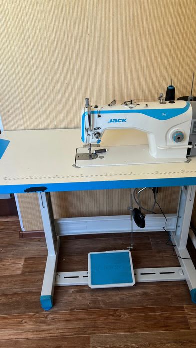 Продам швейную машинку