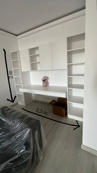 Birou alb cu rafturi