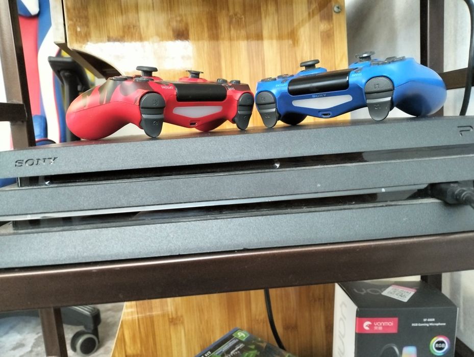 Продам пс 4 про с играми и геймпадми