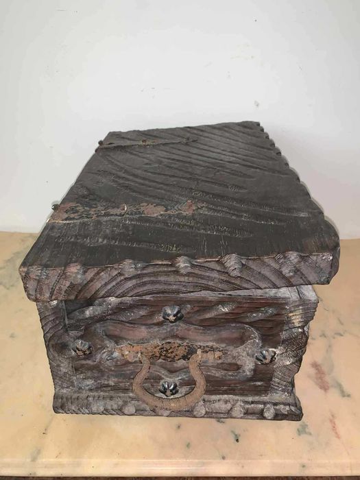 Mini cufar din lemn masiv sculptat manual