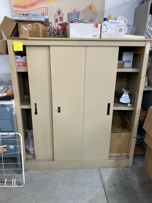 Метални шкафове и метална работна маса