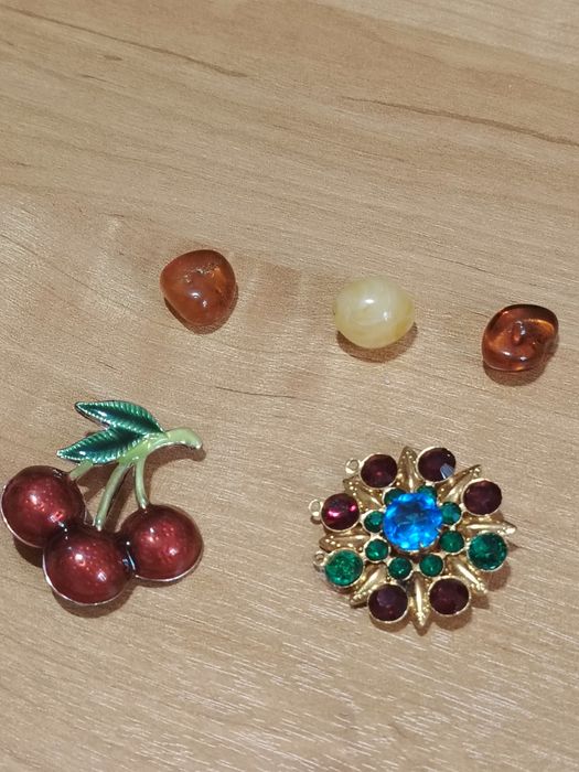 Продам винтажные 2 броши и камни янтарь.