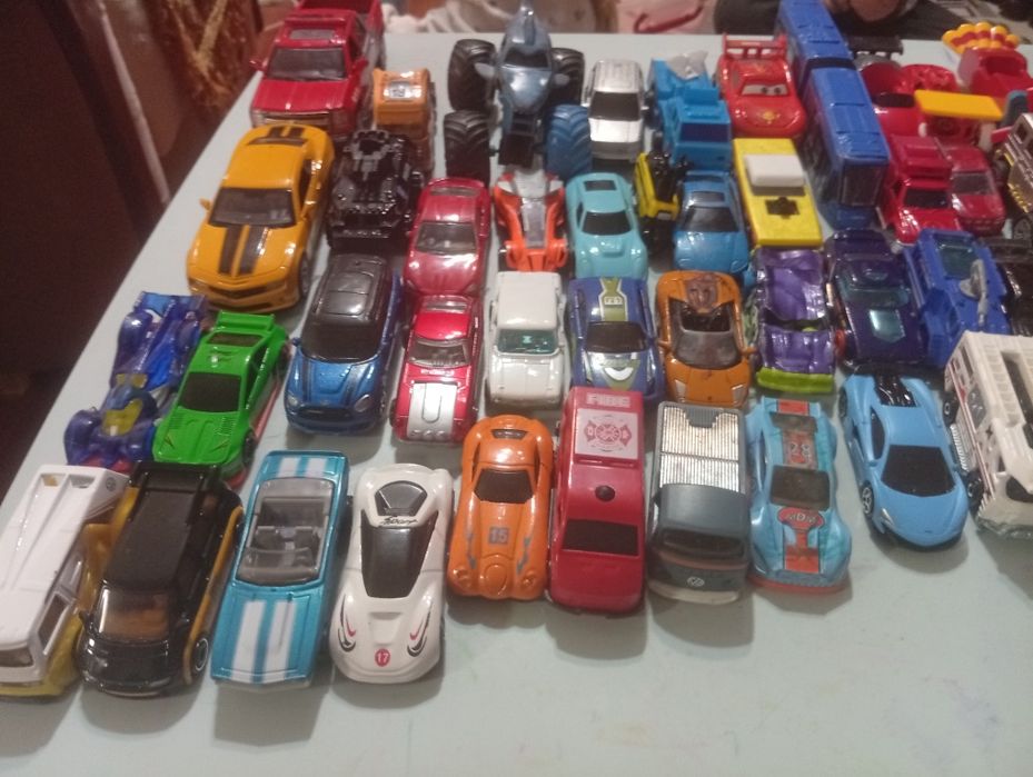 Vând 80 mașinuțe copii