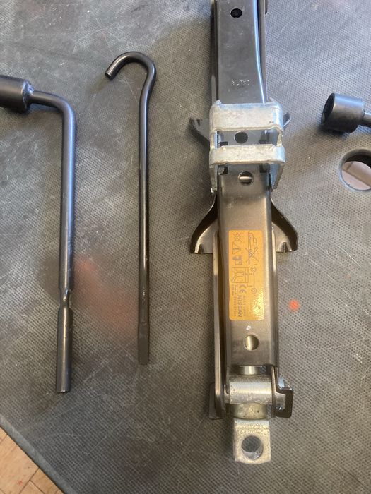 Set Cric Cheie Roti Coarba Nissan Qashqai Juke Renault Kadjar Dacia Duster Mazda CX3 CX30 CX5 CX60 Honda CRV CHR Toyota Rav 4 Corolla Cross Suzuki