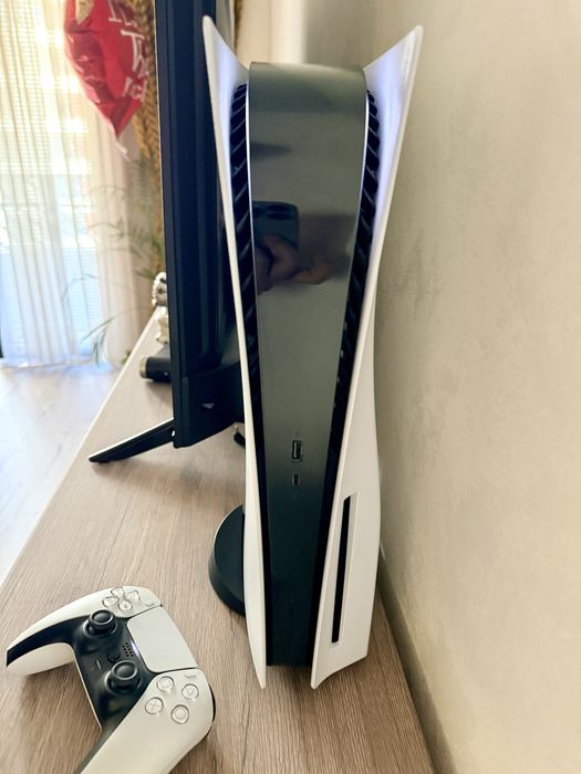 PlayStation 5 (PS5) Disc версия – отлично състояние, пълен комплект