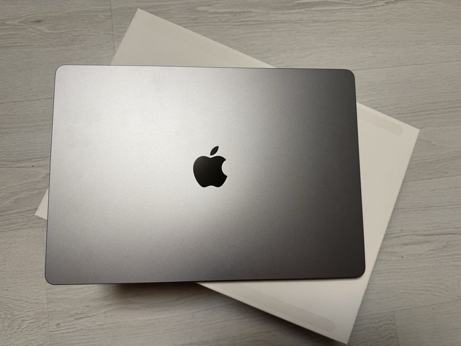 Laptop Macbook Air 15" cu procesor Apple M2 8 nuclee in garantie