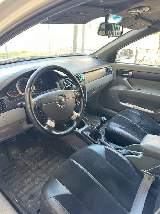 Lacetti 1.8 sotiladi